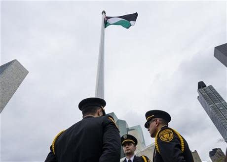 巴勒斯坦的旗幟首次在聯合國飄揚，這項決議被視為巴勒斯坦人爭取建國運動的外交勝利（美聯社）