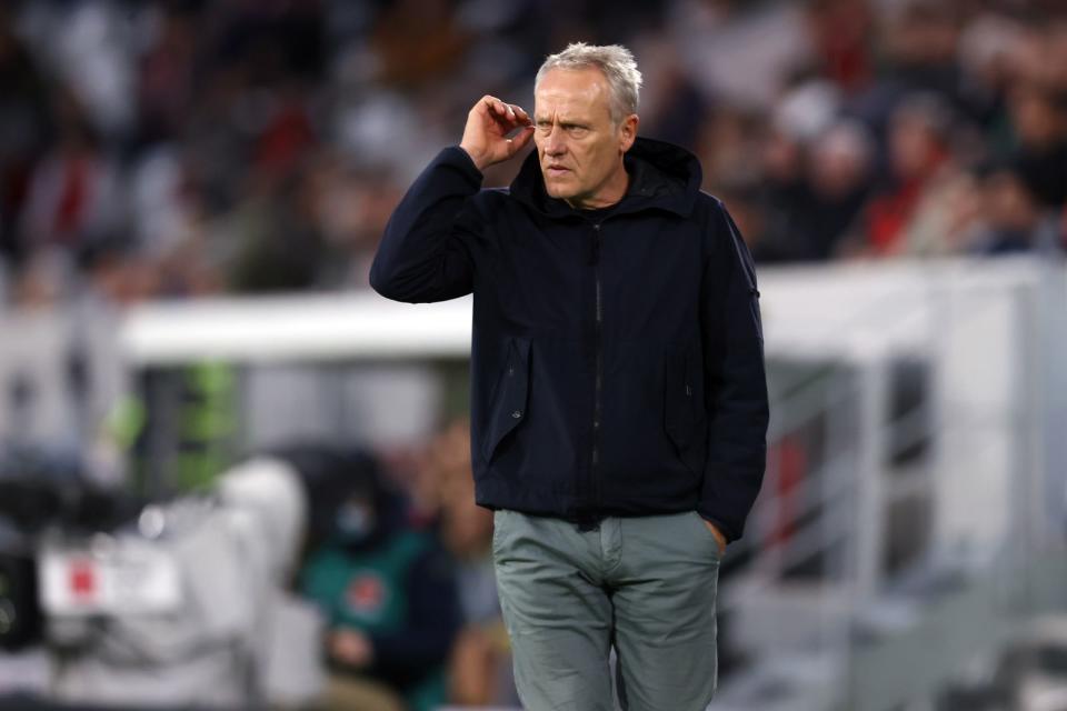 SC-Freiburg-Coach Christian Streich ist bekannt für klare Statements auch außerhalb des Fußballs. "Jeder ist frei und das ist grundsätzlich gut so", erklärte Streich. Allerdings wünsche sich der Fußballlehrer, dass sich so viele Menschen wie möglich impfen lassen. (Bild: Alex Grimm / Getty Images)