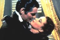Wollte man den idealen Filmkuss in Bronze gießen, so sähe er wahrscheinlich aus: Clark Gable und Vivien Leigh in "Vom Winde verweht" gelten eben nicht von ungefähr als Leinwandtraumpaar schlechthin. (Bild: Metro-Goldwyn-Mayer)