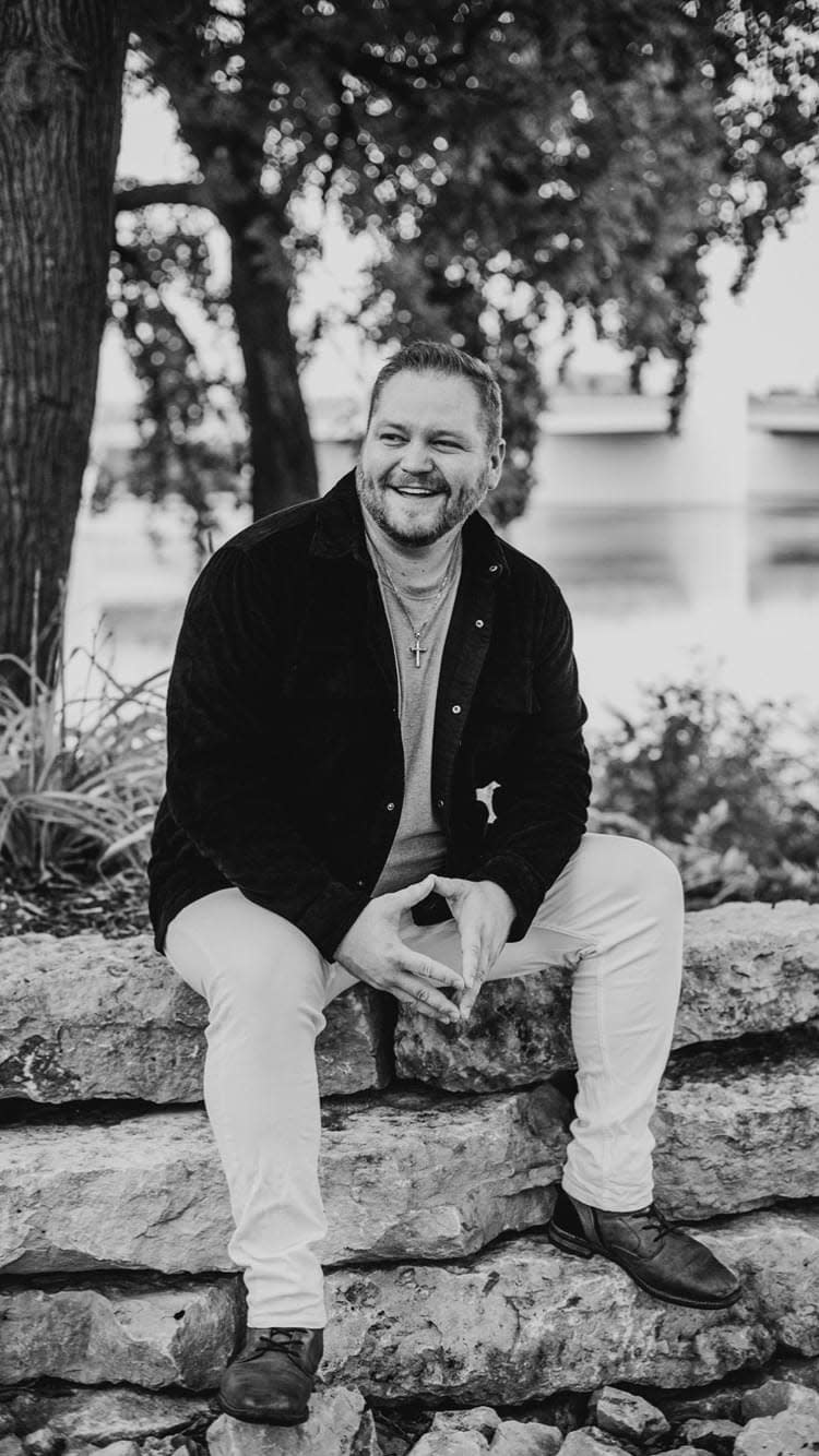 Country artist Alex Jeffery grew up in De Pere and graduated from De Pere High School in 2010. He plays all over the country and won the International Singer-Songwriters Association Award for Video of the Year for "Kitchen Table" in 2022.