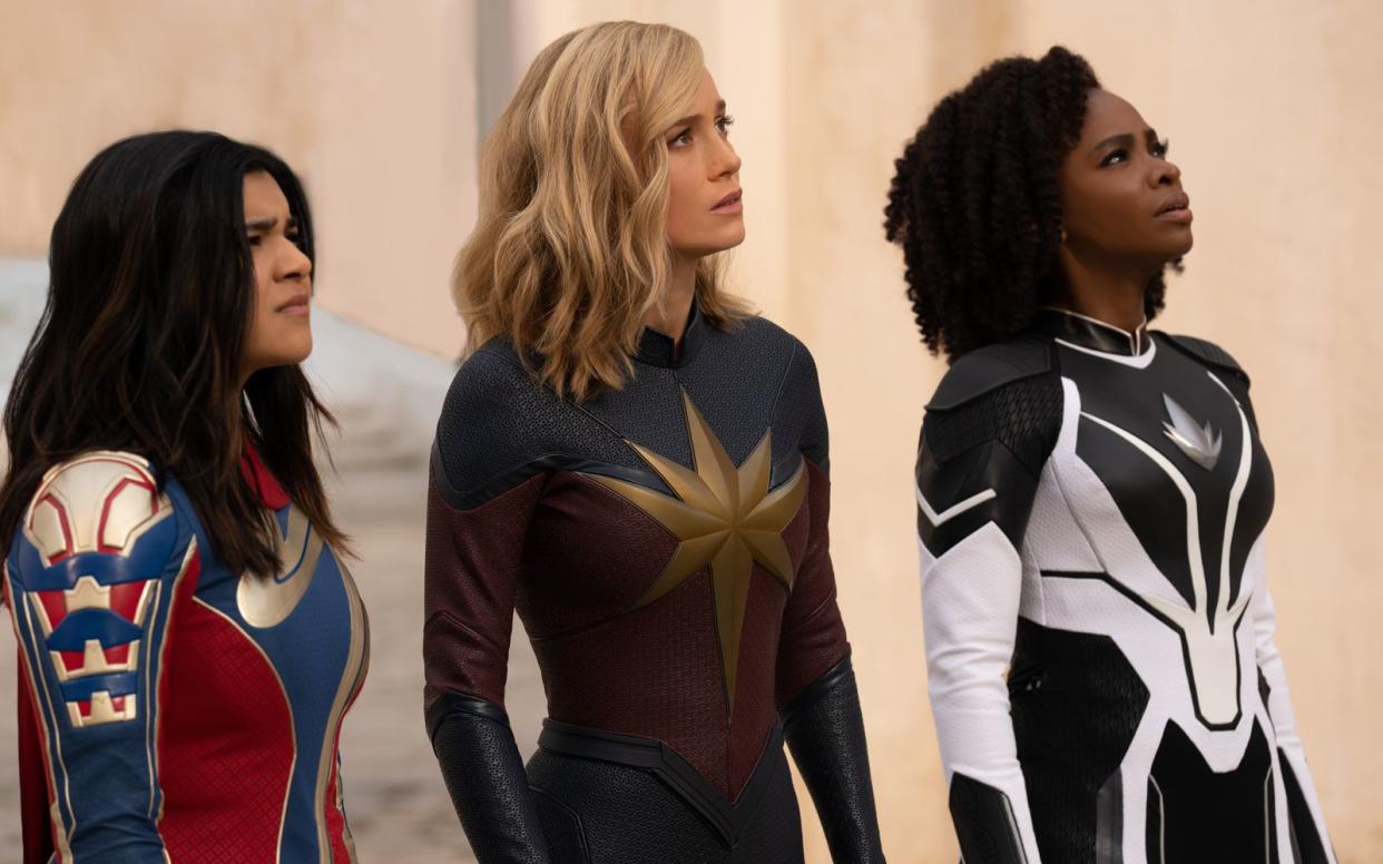 Sie müssen an einem Strang ziehen, um eine neue Gefahr abzuwehren: Kamala Khan alias Ms. Marvel (Iman Vellani, links), Carol Danvers alias Captain Marvel (Brie Larson, Mitte) und Monica Rambeau (Teyonah Parris). (Bild: Marvel 2023)