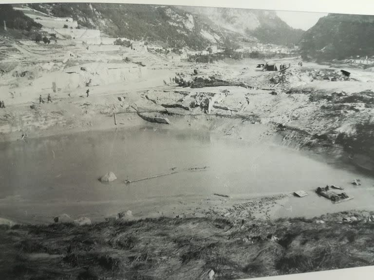 El cráter que dejó la ola gigantesca al golpear contra el valle, y antes de abalanzarse sobre los pueblos vecinos