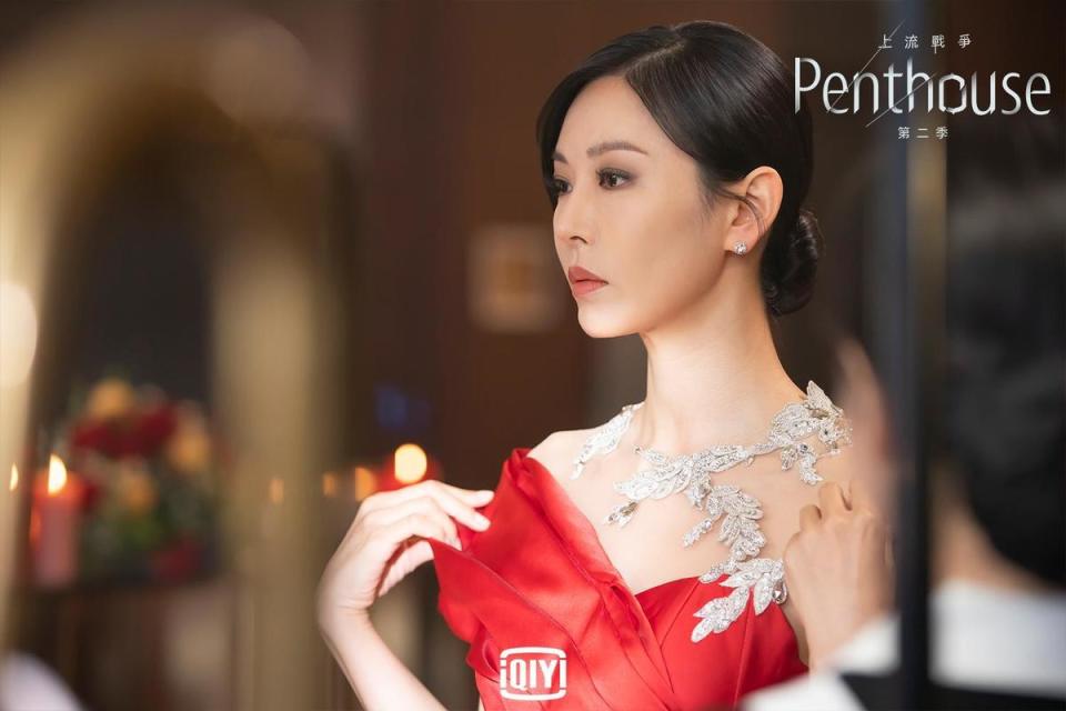 金素妍在《Penthouse上流戰爭》飾演千書真，為一己私欲拚命使壞。（愛奇藝國際站提供）