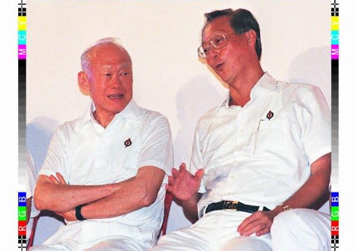 INDONESIA, SINGAPORE : Singaporean Prime Minister Goh Chok Tong (R) talks to Senior Minister Lee Kuan Yew in Hougang Stadium late 26 December during the Peoples Action Party's first rally for the January 02 polls. Goh called for a "clear signal" from voters that they back his six-year track record . Roslan RAHMAN AFP PHOTO