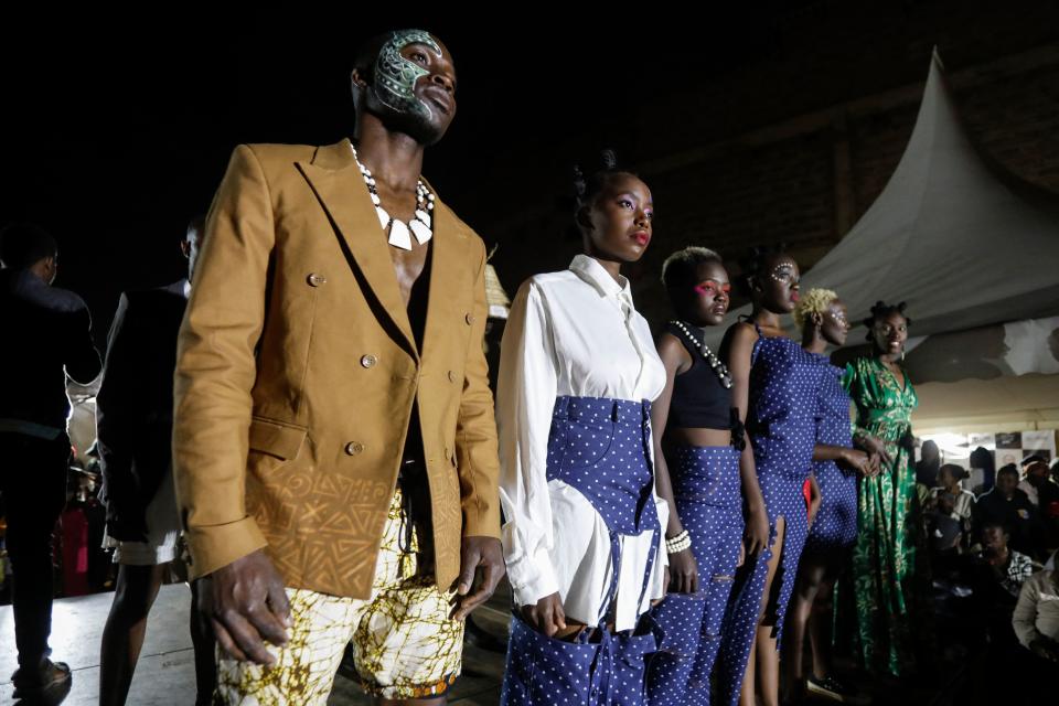 <p>Además de los diseñadores, también las modelos que se han subido a la pasarela de la Kibera Fashion Week son de Kenia. (Foto: Tony Karumba / AFP / Getty Images).</p> 