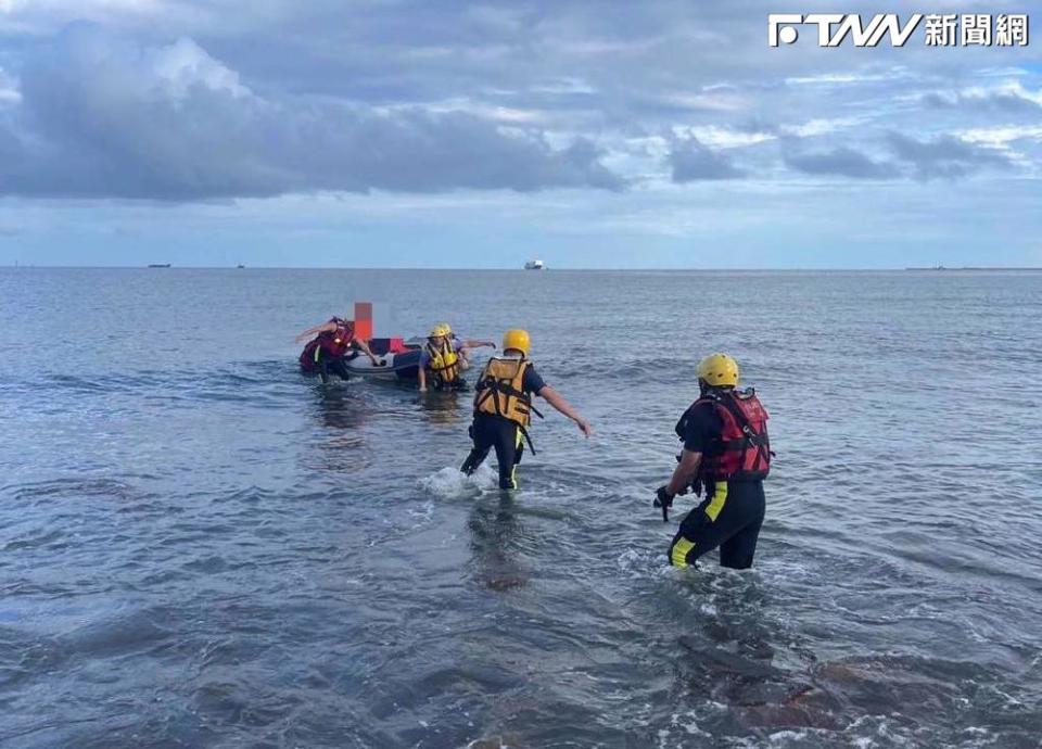 陸男偷渡來台耗費5日快虛脫，橡皮艇上主動打119投案。（圖／翻攝畫面）