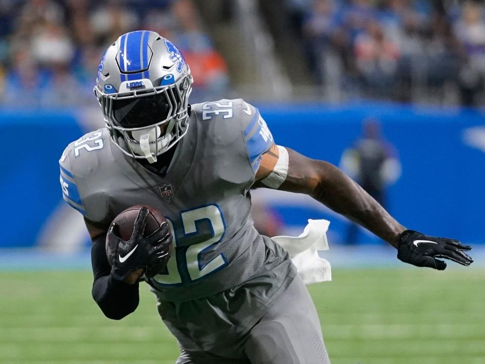 D'Andre Swift runs with the ball against the Miami Dolphins.