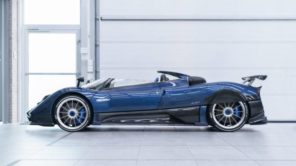 Zonda HP Barchetta在外型上極為誇張，宛如量產版賽車一般，除了碳纖維車身鈑件、空力套件與大型尾翼之外，擋風玻璃與車窗僅有一般Zonda Roadster的一半高。(圖片來源/ Pagani)