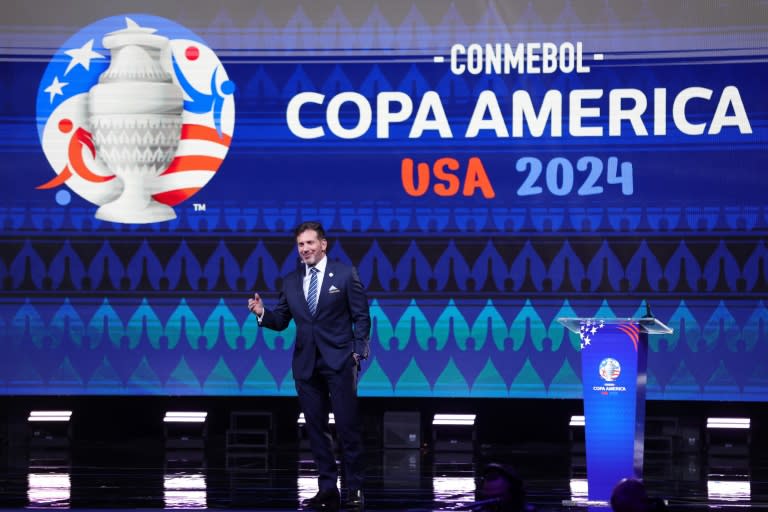 El paraguayo Alejandro Domínguez, presidente de la Conmebol, habla durante el sorteo de la Copa América de 2024, en el James L. Knight Center de Miami, el 7 de diciembre de 2023 (Megan Briggs)