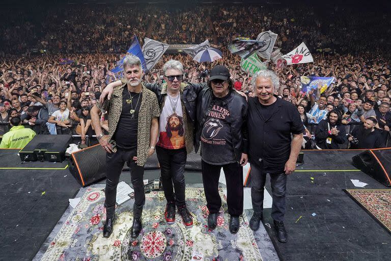 Juanse juntó en su show en el Luna Park a los Ratones Paranoicos; el grupo anunció su gira despedida, que comenzará en 2024