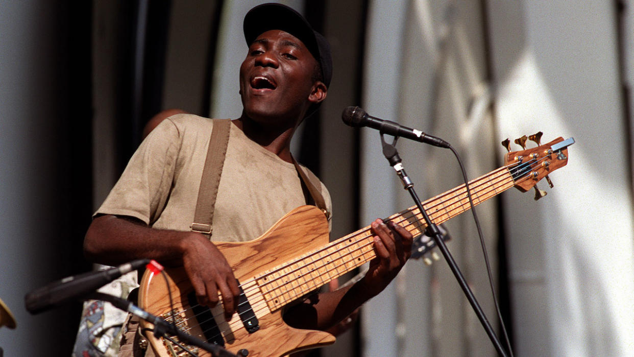  PLAYBOY JAZZ FESTIVAL AT HOLLYWOOD BOWL ON 6/17/00. Richard Bona performing.  