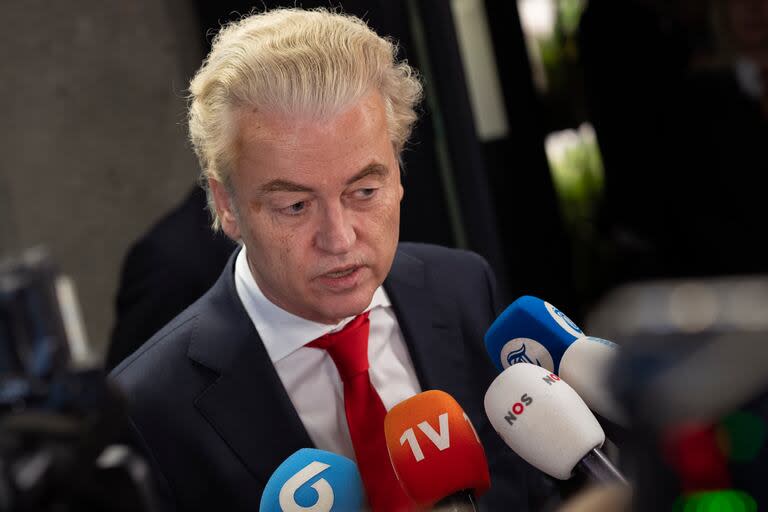 Geert Wilders, líder del grupo de ultraderecha PVV, o Partido por la Libertad, habla con los medios tras una reunión con la presidenta de la cámara baja, Vera Bergkamp, dos días después de ser el más votado en las elecciones generales holandesas, en La Haya, Holanda, el vienes 24 de noviembre de 2023. (AP Foto/Peter Dejong)