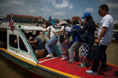 Chinese tourists embark a sightseeing boat at a pier at Chao Phraya River in Bangkok, Thailand October 3, 2016. REUTERS/Athit Perawongmetha/File Photo