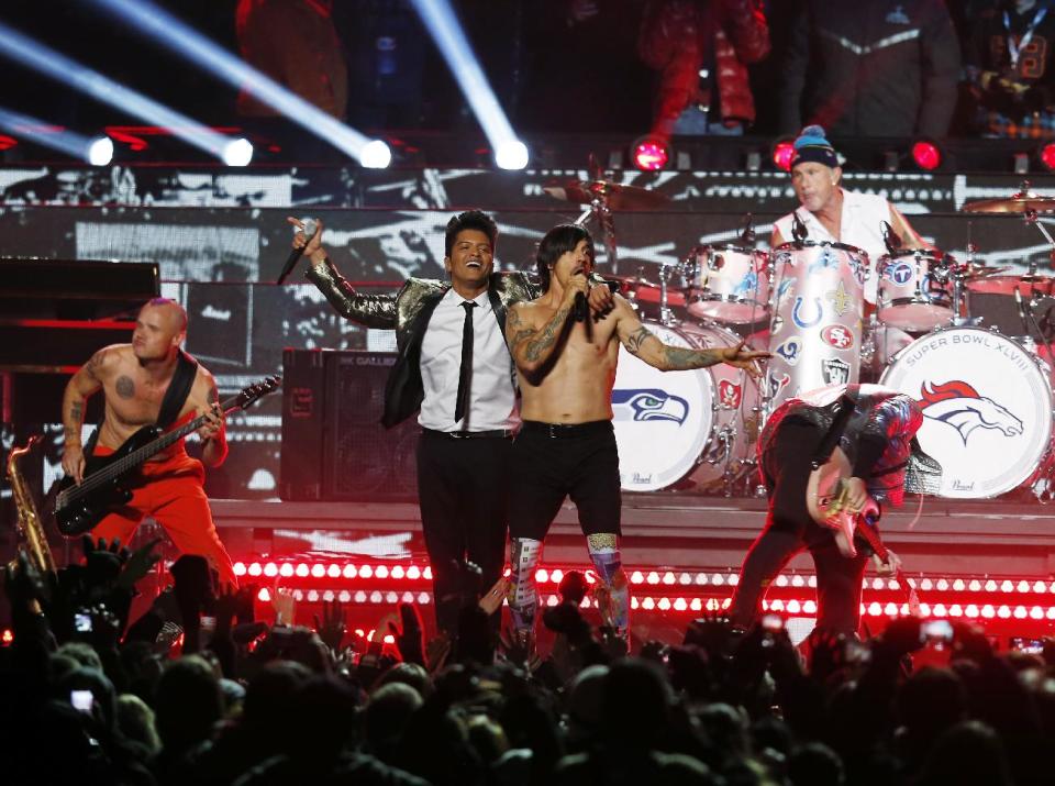 Bruno Mars, left, performs during the halftime show of the NFL Super Bowl XLVIII football game between the Seattle Seahawks and the Denver Broncos Sunday, Feb. 2, 2014, in East Rutherford, N.J. (AP Photo/Evan Vucci)