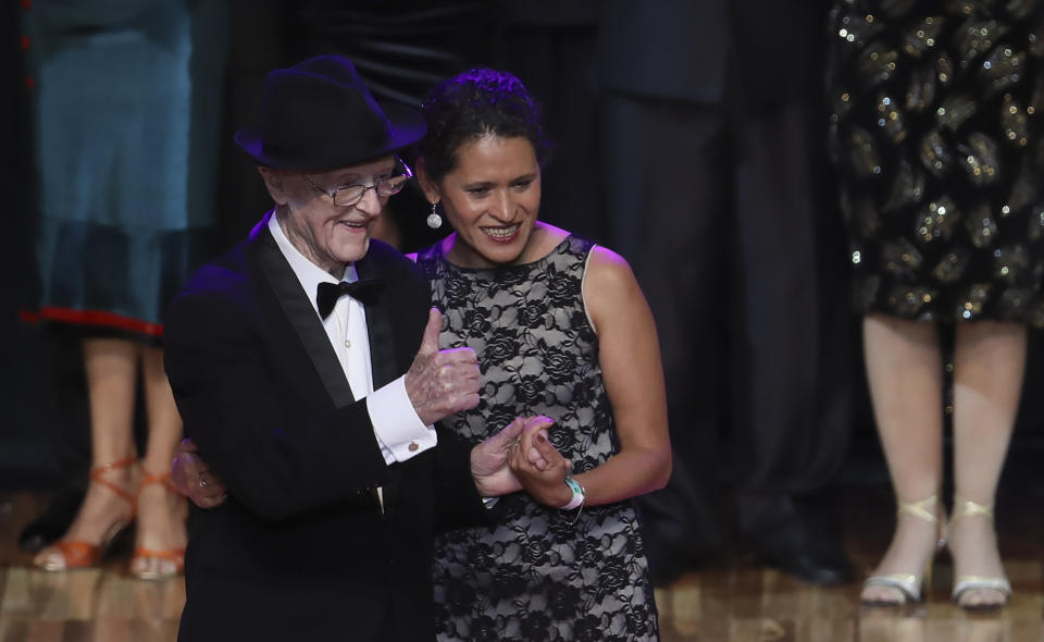 James McManus, de 99 años, y su pareja de baile Lucía Seva, en el escenario durante la final de la categoría salón en el Mundial de Tango de Buenos Aires en Buenos Aires, Argentina el martes 20 de agosto de 2019. McManus es la persona de mayor edad en participar en la competencia. (Foto AP/Natacha Pisarenko)