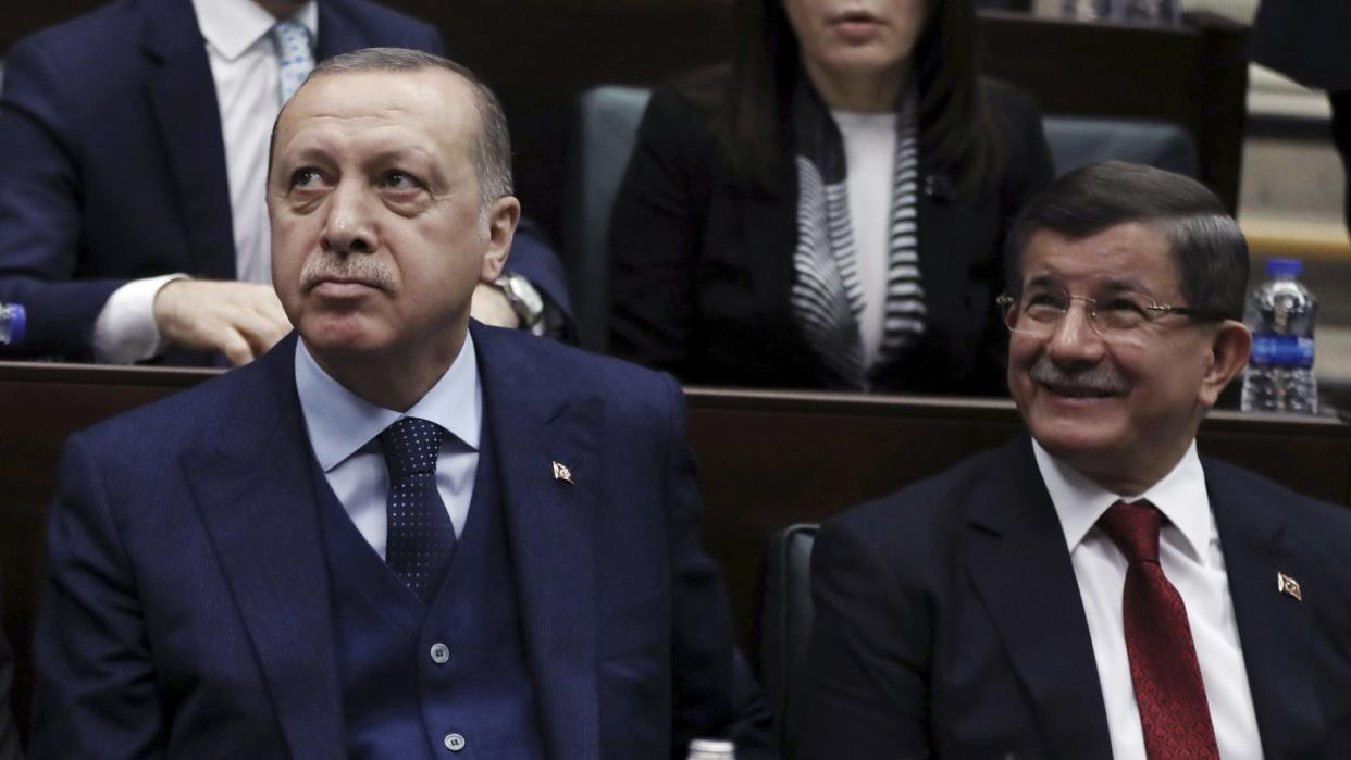 Präsident Erdogan (r) und Davutoglu im  Januar 2018 bei einer Parlamentssitzung in Ankara.