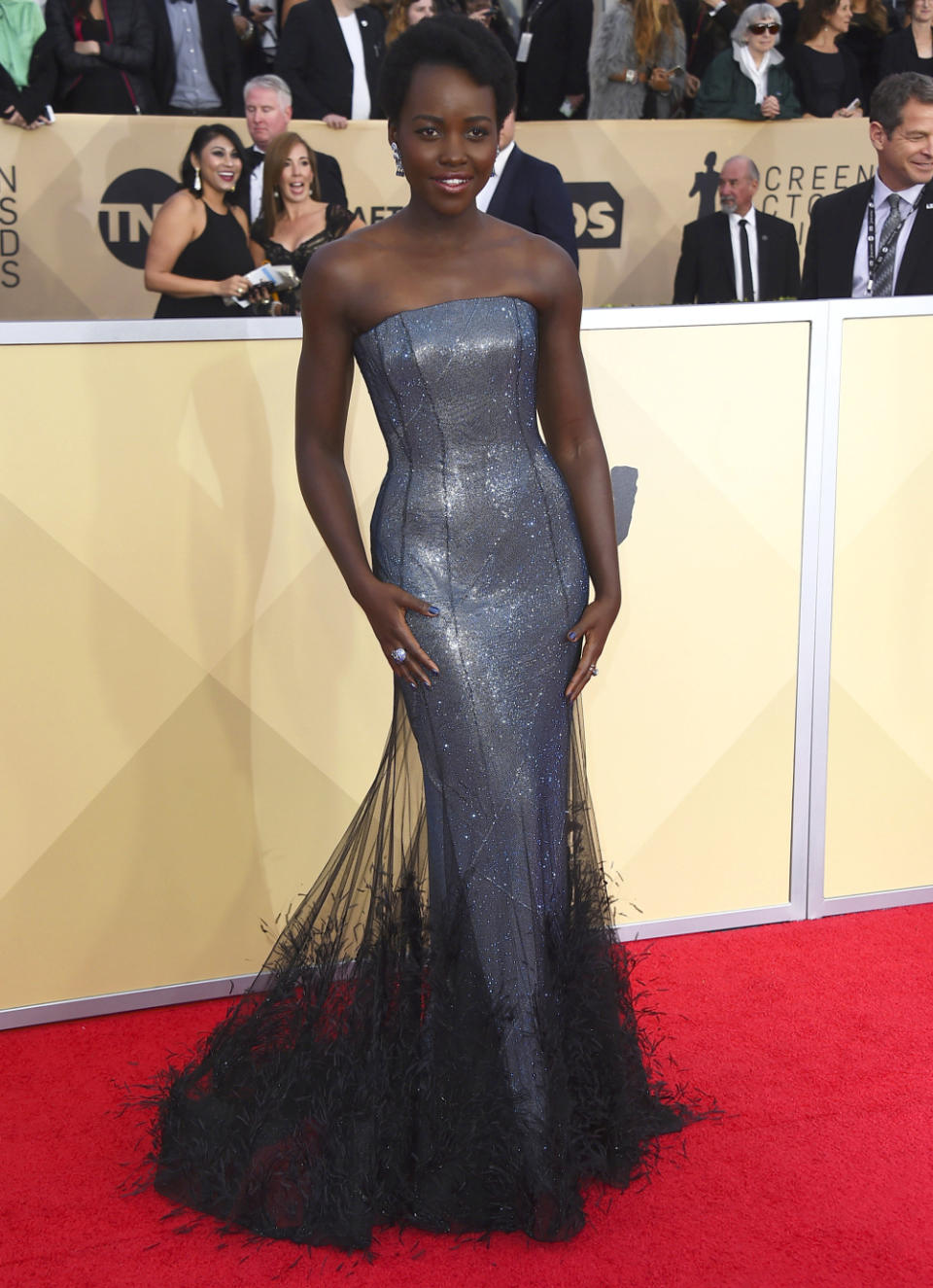 <p>Überrascht wurden wir von Lupita Nyong’o: Deren maßgeschneiderter Look von Ralph & Russo war zwar fabelhaft – aber dass sich Farben-Fan Lupita jemals eine Gelegenheit entgehen würde, Buntgemustert zu tragen, hätten wir nicht gedacht. (Bild: AP) </p>