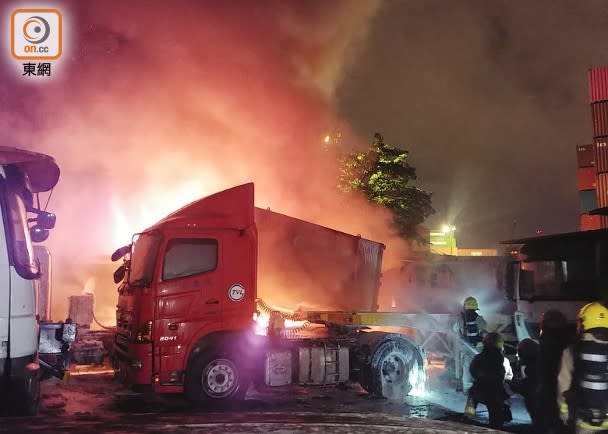 涉事停車場火光熊熊。(楊日權攝)
