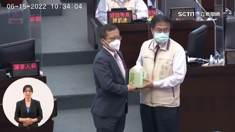 民進黨議員送黃偉哲一罐「抗龍介消毒水」。