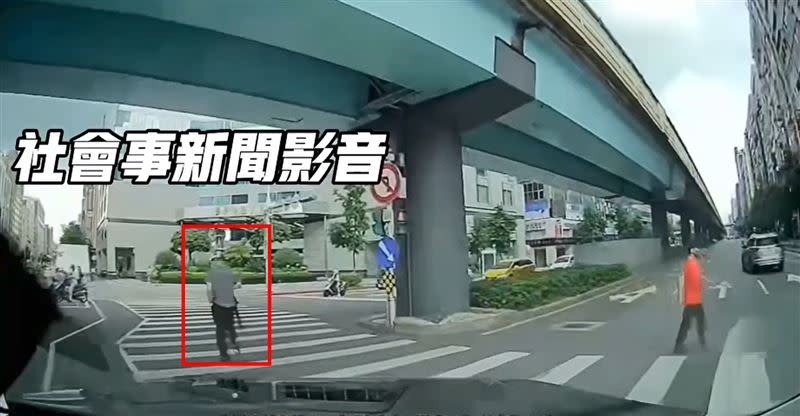 男子後來才過馬路。（圖／翻攝自臉書社會是新聞影音）