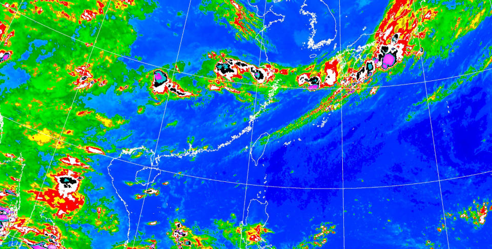 中央氣象署表示，今天（12日）各地大多為晴到多雲的天氣，13縣市高溫特報，台北巿今天體感溫度預估高達攝氏42度。（圖取自中央氣象署網站）