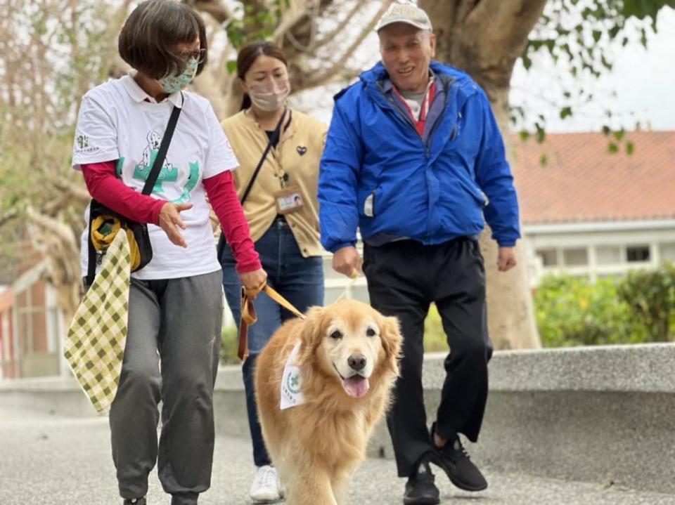 毛小孩的陪伴讓長者的生活更活躍。（記者陳金龍攝）