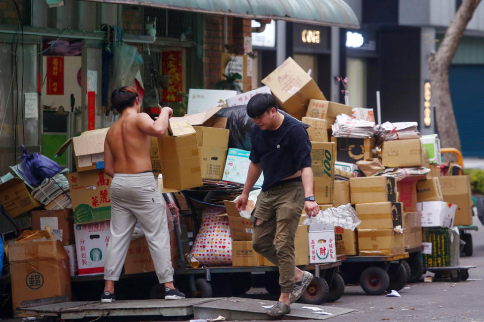 一名做粗工的網友表示即將存到200萬元，好奇怎麼樣用錢滾錢，卻被潑了桶冷水。（示意圖／鄧博仁攝）