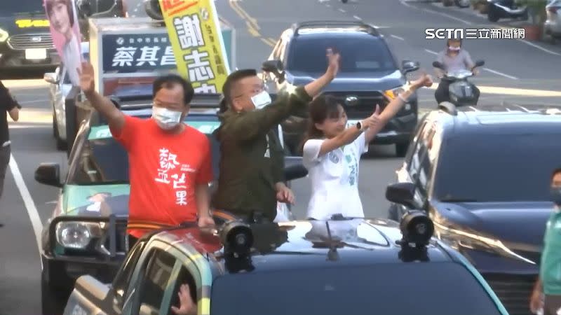 蔡其昌為選戰揭開車隊掃街模式。