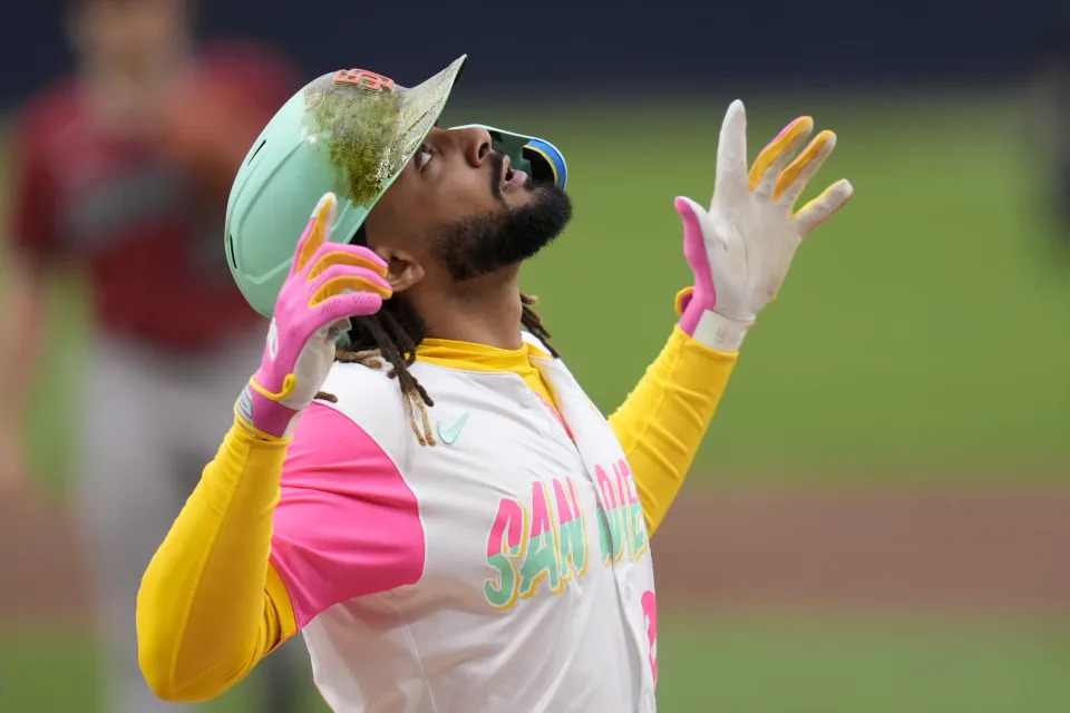 Fernando Tatis Jr. met het City Connect-shirt van Padres.  (Gregory Bull/AP-foto)