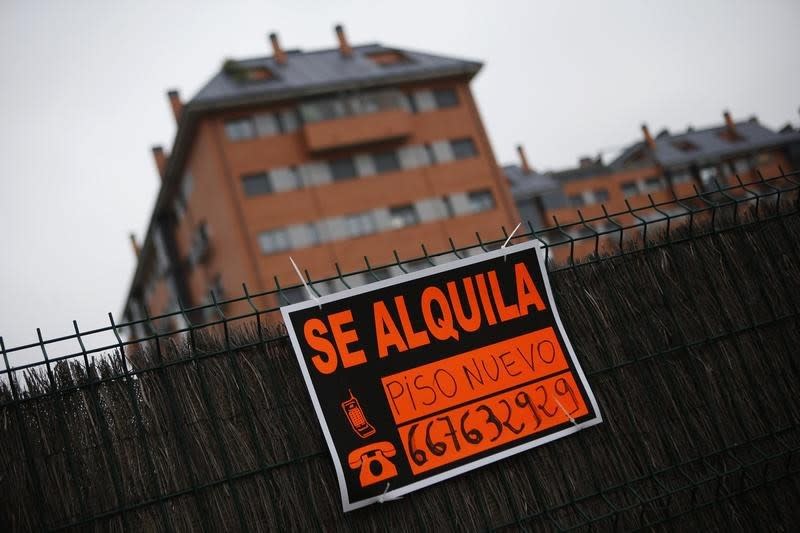 En esta imagen de archivo, un cartel de se alquila cuelga frente a un bloque de pisos en las afueras de Madrid el 7 de diciembre de 2012. REUTERS/Susana Vera