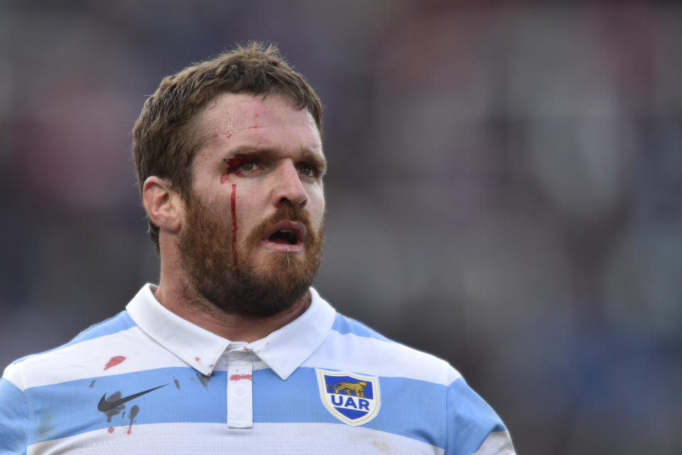 El jugador argentino Julián Montoya, sangrando por una lesión en el rostro, observa en la cancha durante un partido de campeonato de rugby contra Australia, el sábado 6 de agosto de 2022 en Mendoza, Argentina. (AP Foto/Gustavo Garello)