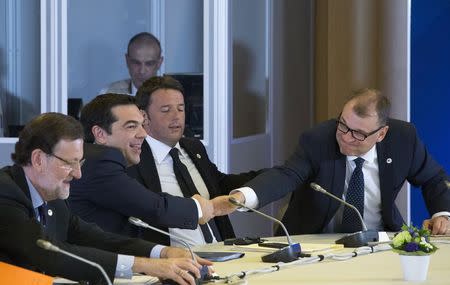 (L-R) Spanish Prime Minister Mariano Rajoy Brey, Greek Prime Minister Alexis Tsipras, Italian Prime Minister Matteo Renzi and Finnish Prime Minister Juha Sipila take part in a euro zone EU leaders emergency summit on the situation in Greece in Brussels, Belgium, July 7, 2015. REUTERS/Yves Herman