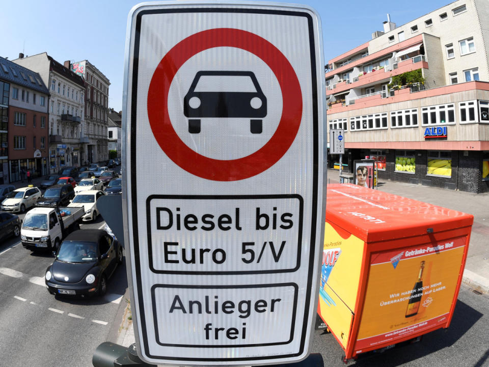 Statt Info-Blättern drohen bei Diesel-Verstößen jetzt Geldbußen. (Bild-Copyright: Reuters)