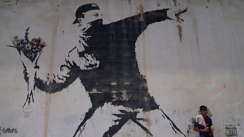 Mural del artista de graffiti británico Banksy en una gasolinera en la ciudad de Belén, Cisjordania
