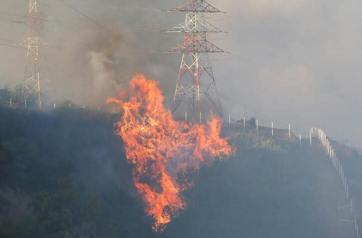 Fuego se propaga cerca de torres de alta tensión en medio del incendio en Viña del Mar, Chile