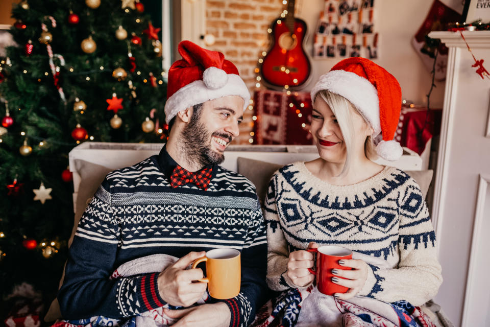 Christmas Sweater können auch ganz dezent sein – die Accessoires sind entscheidend. (Bild: Getty Images)