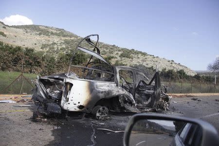 A burnt vehicle is seen near the village of Ghajar on Israel's border with Lebanon January 28, 2015. REUTERS/Maruf Khatib