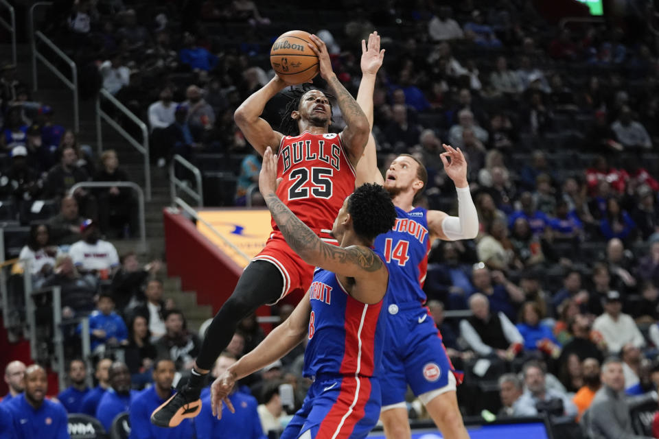 Chicago Bulls forward Dalen Terry (25) drives on Detroit Pistons guard Malachi Flynn (14) and in the first half of an NBA basketball game in Detroit, Thursday, April 11, 2024. (AP Photo/Paul Sancya)