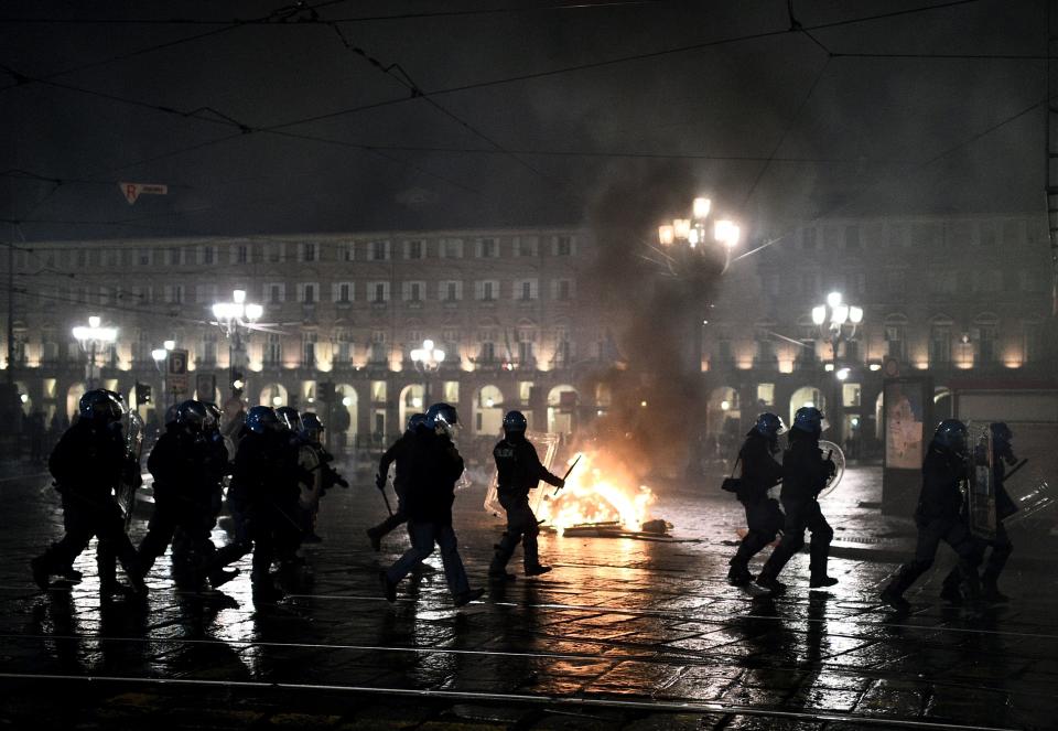 Sono al momento cinque i manifestanti fermati a Torino per le violente proteste. La loro posizione è al vaglio della Questura, secondo cui si tratta di appartenenti al mondo ultrà. (Photo by MARCO BERTORELLO/AFP via Getty Images)