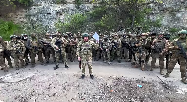  Yevgeny Prigozhin dirigiéndose a los altos mandos del ejército ruso frente a los combatientes de Wagner 