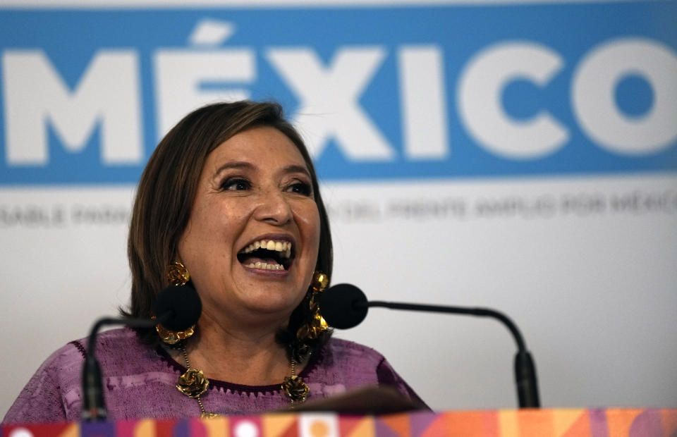 ARCHIVO - La senadora Xóchitl Gálvez, aspirante a la presidencia de la oposición, habla con la prensa después de registrar su nombre como candidata en la Ciudad de México, el 4 de julio de 2023. La vendedora ambulante convertida en empresaria tecnológica está sacudiendo la contienda para suceder al popular presidente de México, ofreciendo una alternativa al partido dominante del mandatario mexicano Andrés Manuel López Obrador. (Foto AP/Fernando Llano, Archivo)