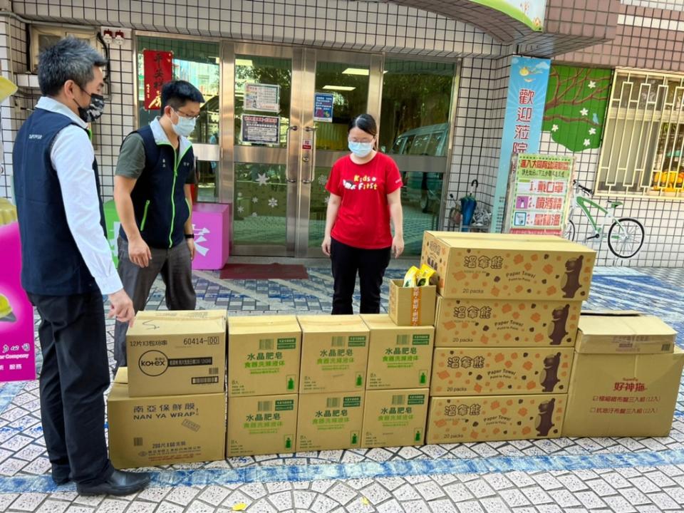 《圖說》台電台北南區營業處志工團整理贈送大同育幼院生活物資。〈台電台北南區處提供〉