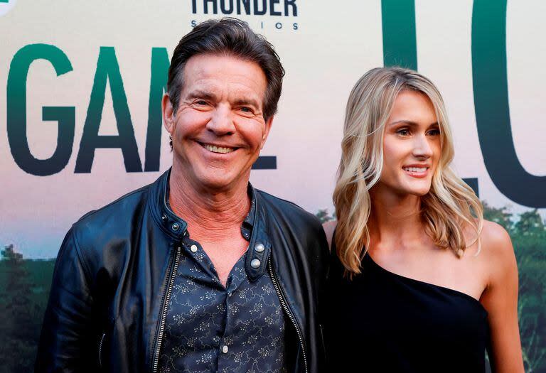 Dennis Quaid y Laura Savoie durante la premiere de The Long Game, la nueva película del actor, el miércoles por la noche en Los Ángeles. El actor se mostró feliz junto a su esposa, de 31 años, mientras caminaban por la alfombra roja
