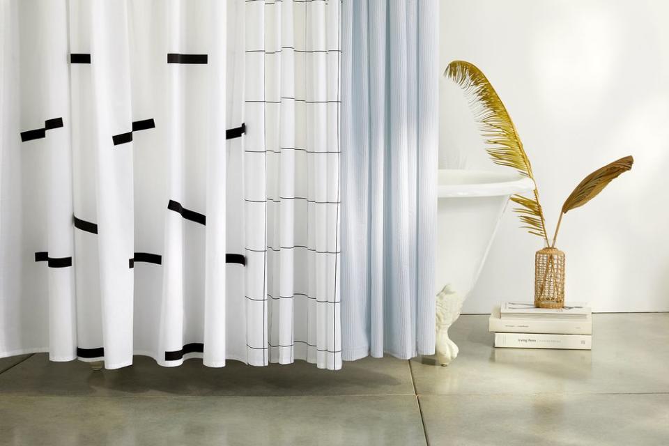 Brooklinen, the cult-favorite bedding brand, is filling out its bathroom collection with a brand-new shower curtain set.