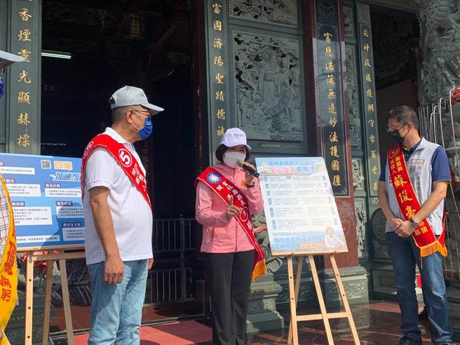 雲林縣長張麗善（中）在四湖鄉溪底村富安宮舉行的「20鄉鎮願景親履巡迴」說明會上，宣布她未來4年的教育政策願景。（周麗蘭攝）