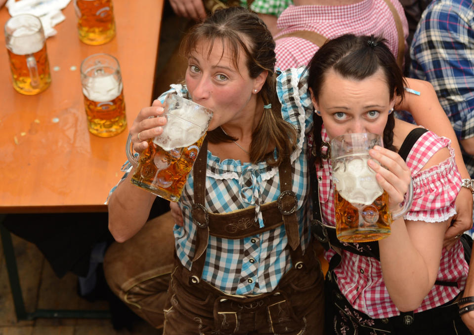 <p>Ist zwar kein Dirndl, aber auch ganz wichtig: Diese zwei Damen zeigen uns, warum Lederhosen und Frauen in der Theorie so viel besser zusammenpassen als in der Praxis. (Bild: AFP) </p>