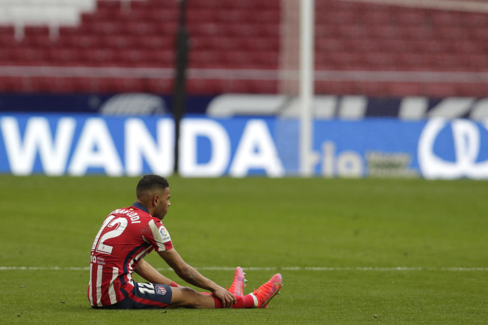 Renan Lodi, del Atlético de Madrid, se sienta en la cancha tras la derrota ante Levante, el sábado 20 de febrero de 2021, en La Liga (AP Foto/Manu Fernández)