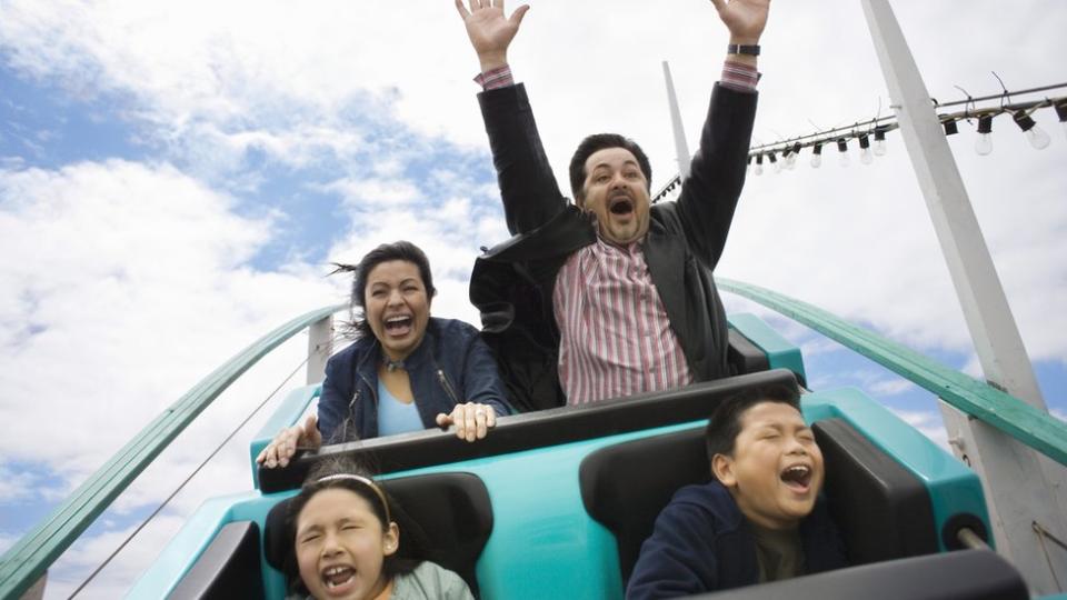 Una familia grita en una montaña rusa