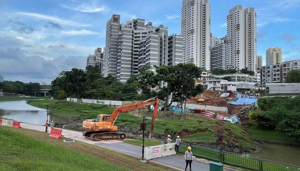 Landslide at a BTO construction project along Sungei Ulu Pandan. (PHOTO: Nicholas Yong/Yahoo News Singapore)