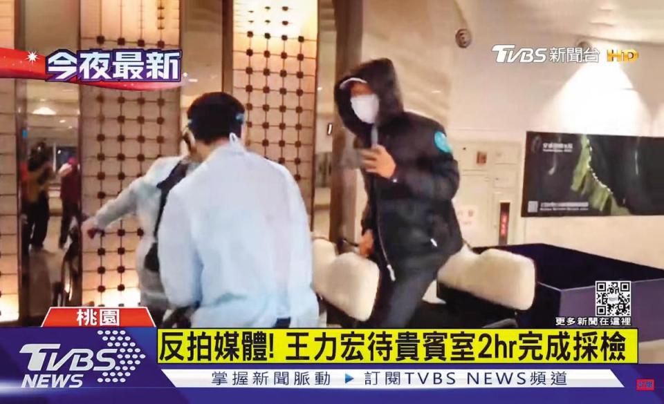 王力宏回台抵達桃園機場，一直拿著手機反拍媒體，對於提問不願多做回應。（翻攝自TVBS）